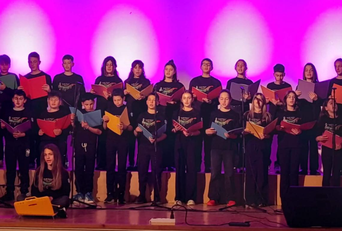 Μουσική, συγκίνηση και περηφάνια στο Θέατρο «Άγγελος Σικελιανός» – Η Χορωδία του 1ου Δημοτικού Σχολείου Ξυλοκάστρου εκπροσωπεί την Ελλάδα στην Ιταλία